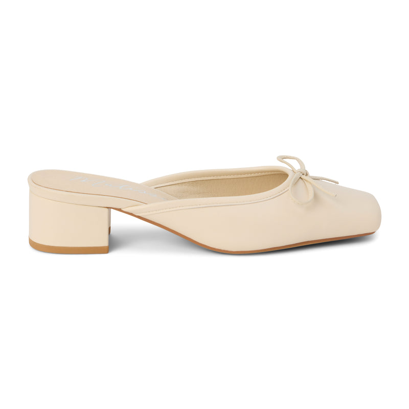 Elegant ivory leather mule heel featuring a square toe and bow detail. Perfect for both casual and dressy occasions.