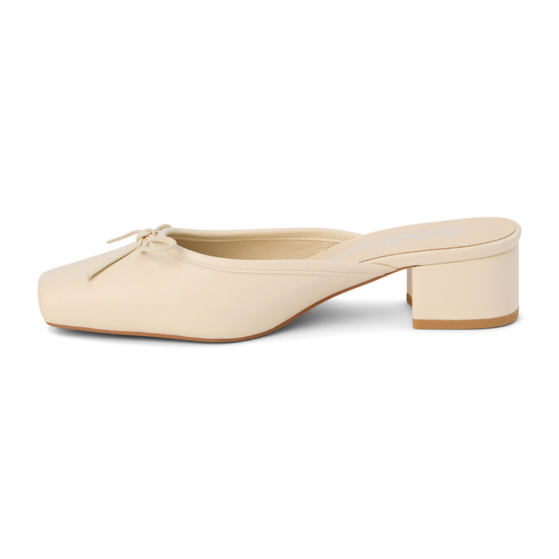 Elegant ivory leather mule heel featuring a square toe and bow detail. Perfect for both casual and dressy occasions.