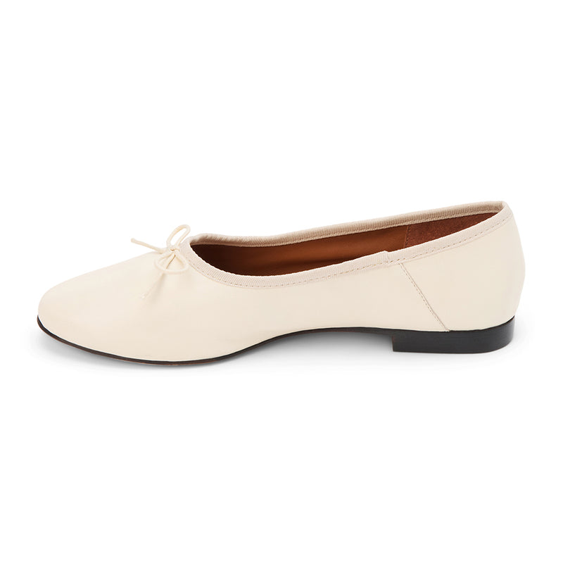 Ivory leather ballet flats with a classic round-toe silhouette, delicate bow detail, and padded leather insole. A timeless essential for effortless everyday elegance.